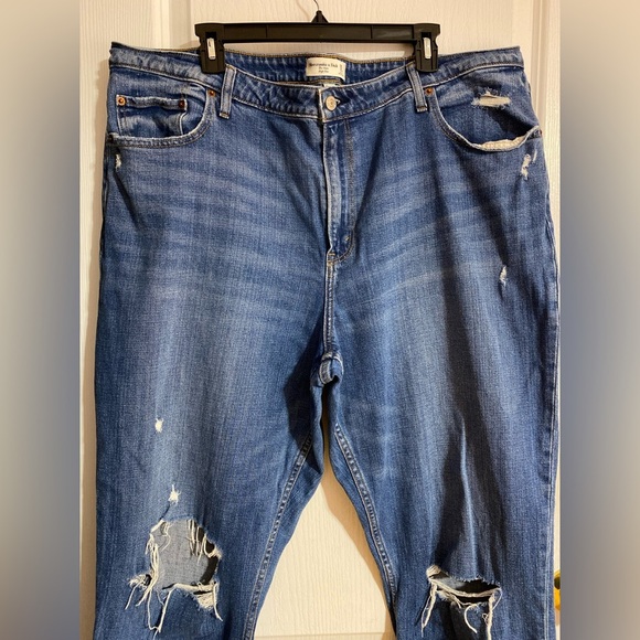 Abercrombie & Fitch Curve Love Mom High Rise Distressed Ripped Jeans Size 35 - Picture 2 of 12